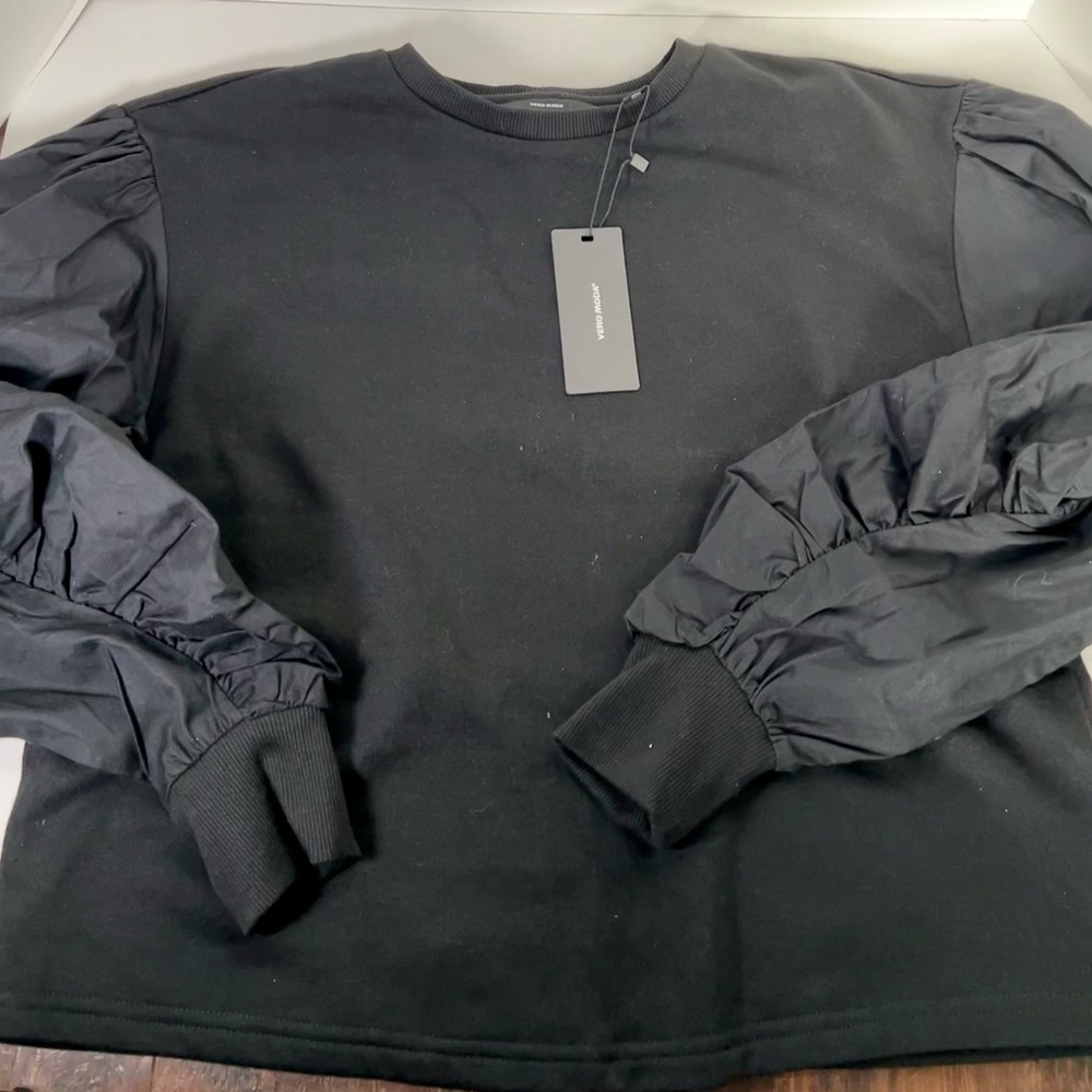 - NEW Vero moda balloon sleeve cropped sweatshirt. M.